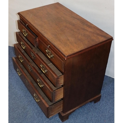 553 - A George III mahogany small straight front chest of drawers with brush slide, 2 short and 3 long gra... 