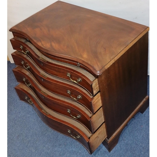 556 - A George III mahogany Serpentine fronted chest of drawers with brush slide above 4 long graduated dr... 