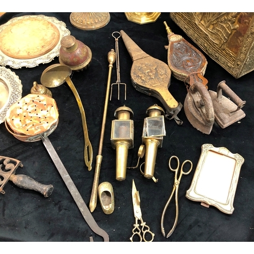 9068 - A quantity of various brass items etc.