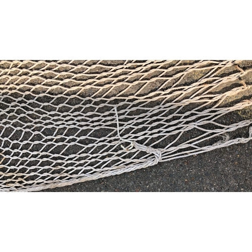 9095 - A wooden and rope hammock, approx. 400cm long.