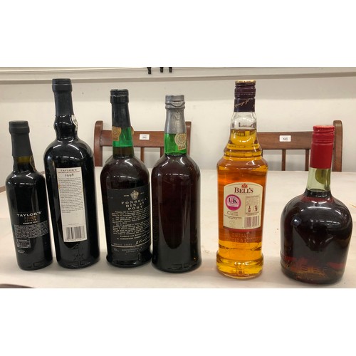 9302 - 4 bottles of Port, 1 bottle of Bell's Whisky and a bottle of Courvoisier Cognac. (6)