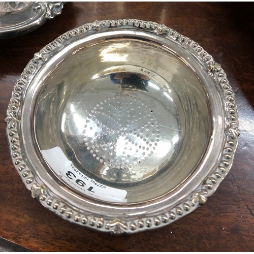 193 - A silver plated leaf shaped breakfast stand mounted with toast rack and 2 removable egg cup, a pair ... 