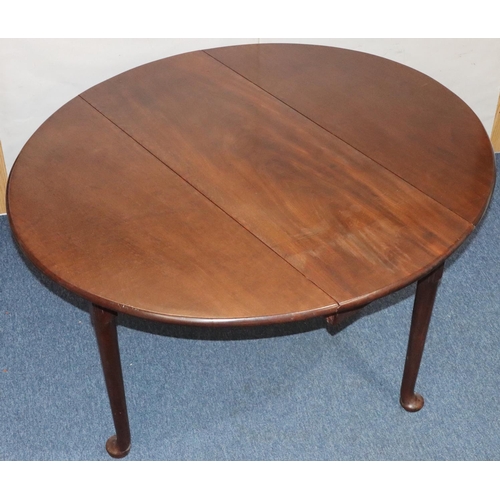 541 - A Georgian mahogany round drop leaf dining table on round tapering legs with pad feet, 131cm x 114.5... 