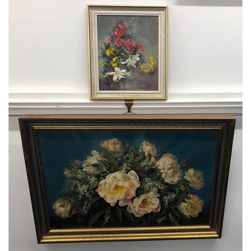 1042 - An oil on board still life of flowers signed Elizabeth Davis (local Dorking artist), 29.5 x 25cm, fr... 