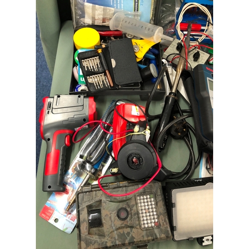 1076 - A mixed quantity of various electrical and other tools, including soldering irons, a spray gun, a DC... 