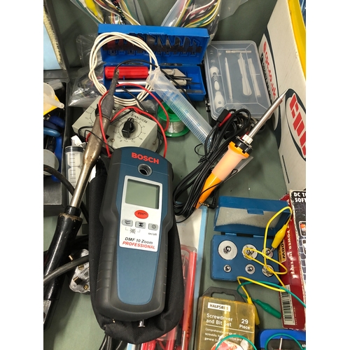 1076 - A mixed quantity of various electrical and other tools, including soldering irons, a spray gun, a DC... 