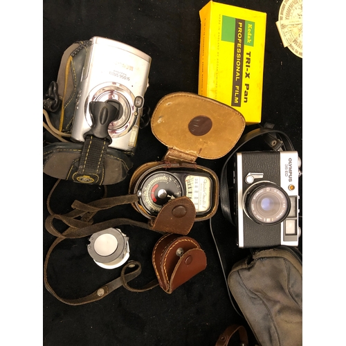 1089 - A Yashika Mat EM 4024539 twin lens camera in leather case, a Periflex camera No. 01142 48 in leather... 