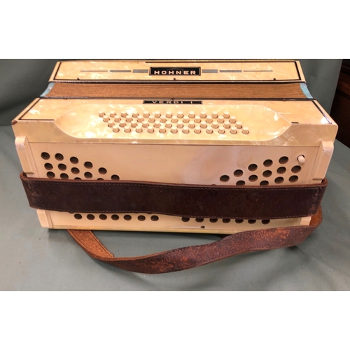 1147 - A Hohner Verdi I accordion in hard case. Working but possible repair to bellows, case very worn.