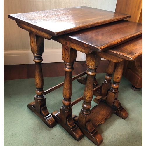 1162 - A good quality oak nest of 3 tables, largest 53.5cm wide, 33cm deep, 53cm high (minor shading to top... 