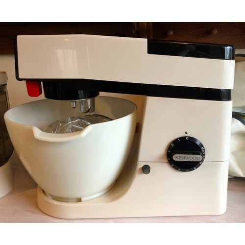 1234 - A Kenwood mixer with 1 plastic bowl, 1 metal bowl, balloon whisk, beater and liquidiser, model A901,... 