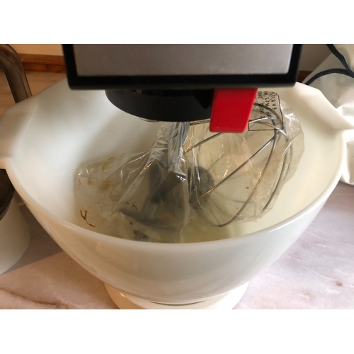 1234 - A Kenwood mixer with 1 plastic bowl, 1 metal bowl, balloon whisk, beater and liquidiser, model A901,... 