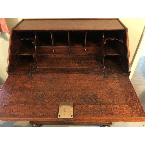 1246 - A George III oak bureau on bun feet, brass handles and locks, 77cm wide, 45cm deep, 90.5cm high. Thi... 