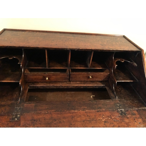 1246 - A George III oak bureau on bun feet, brass handles and locks, 77cm wide, 45cm deep, 90.5cm high. Thi... 