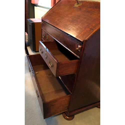 1246 - A George III oak bureau on bun feet, brass handles and locks, 77cm wide, 45cm deep, 90.5cm high. Thi... 