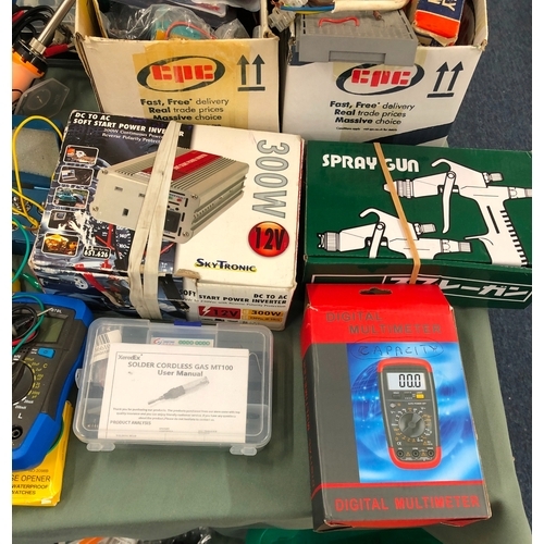 1076 - A mixed quantity of various electrical and other tools, including soldering irons, a spray gun, a DC... 