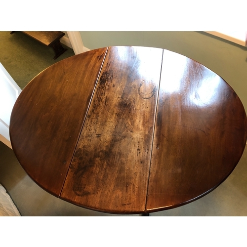 1247 - A mahogany drop leaf Pembroke table, oval top 95cm wide, 113cm long, 71cm high (some ring marks to t... 