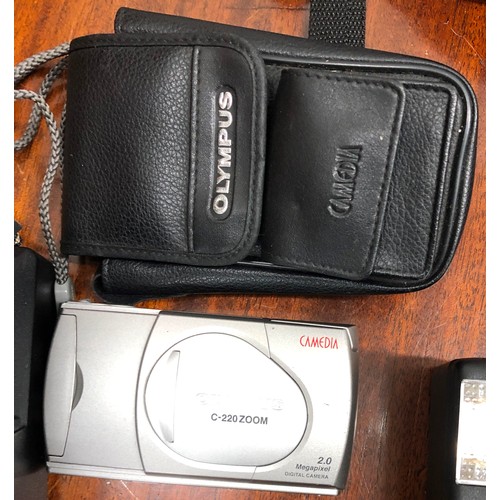 1343 - A Polaroid SX-70 land camera in leather Polaroid case, a Canon Eos 750 camera with 35-70mm lens, cas... 