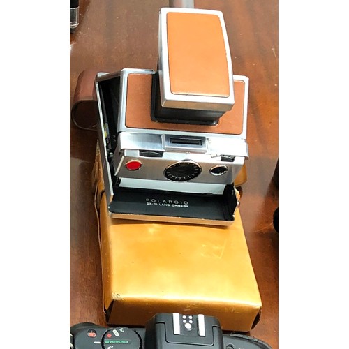 1343 - A Polaroid SX-70 land camera in leather Polaroid case, a Canon Eos 750 camera with 35-70mm lens, cas... 