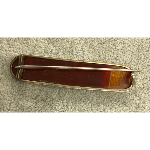 1269 - An amber coloured brooch, 6.2cm long