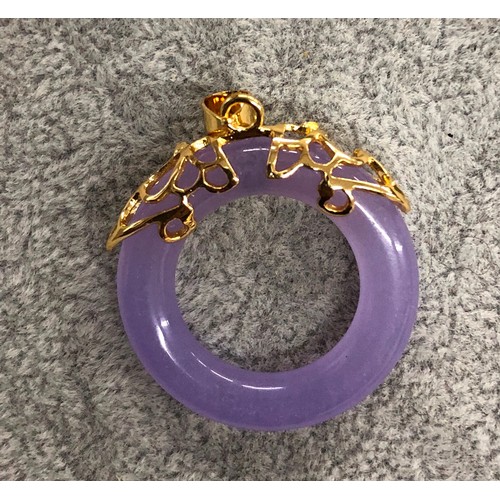 1274 - A lavender jade style circular pendant with green stone to centre 3cm diameter.