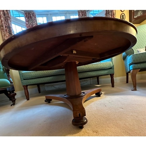 1401 - A Victorian mahogany circular loo table, 102cm diameter, 48cm high.   Table top in very good conditi... 