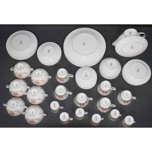 153 - A Royal Doulton Canton (H5052) 6-place setting pattern dinner service, comprising of sauce boat and ... 