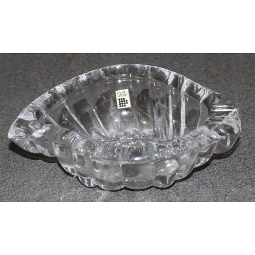 156 - A Crystal Daum clear glass leaf shaped bowl, 17cm wide (boxed)