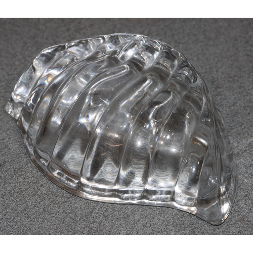 156 - A Crystal Daum clear glass leaf shaped bowl, 17cm wide (boxed)