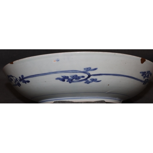 171 - An 18th/19th Century Chinese round bowl on blue and white ground with floral and leaf decoration, 32... 