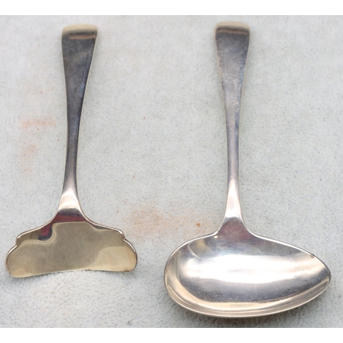 247 - A George V silver child's egg spoon and pusher, Sheffield 1932, maker Walker & Hall, 1.6oz (Cased)