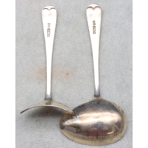 247 - A George V silver child's egg spoon and pusher, Sheffield 1932, maker Walker & Hall, 1.6oz (Cased)