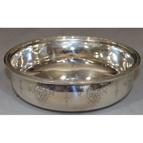 255 - An American Towle sterling silver round shallow bowl with engraved decoration, 18.5cm diameter, 6cm ... 