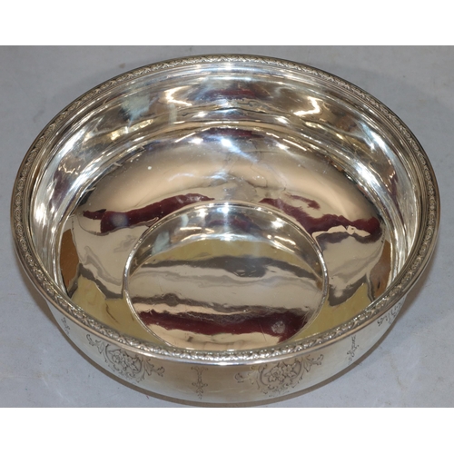 255 - An American Towle sterling silver round shallow bowl with engraved decoration, 18.5cm diameter, 6cm ... 