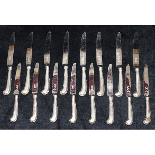 286 - A set of 8 silver plated pistol handled dinner knives and 8 matching smaller knives (16)