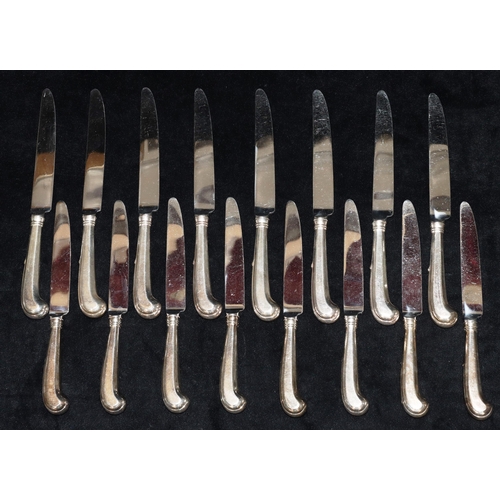 286 - A set of 8 silver plated pistol handled dinner knives and 8 matching smaller knives (16)