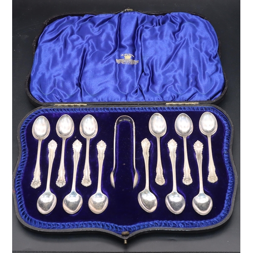 304 - A set of 12 Victorian silver teaspoons and a pair of matching sugar tongs, London 1895, maker's mark... 