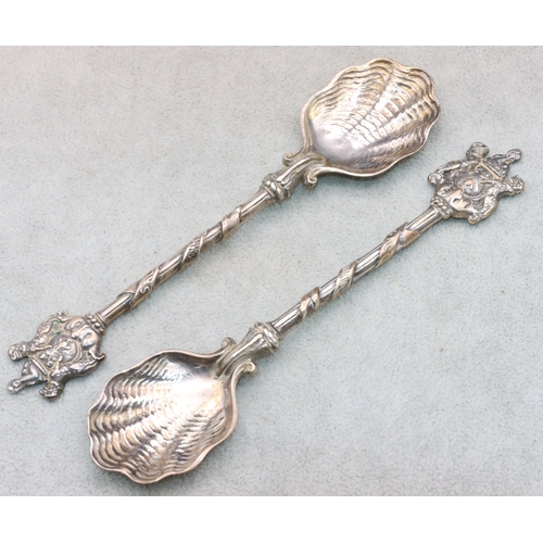 309 - A pair of Edward VII heavy silver spoons with shell shaped bowls with crest finials, in fitted Carri... 