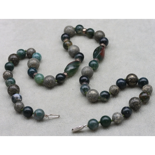 507 - An agate bead necklace with silver clasp, 57.5cm long