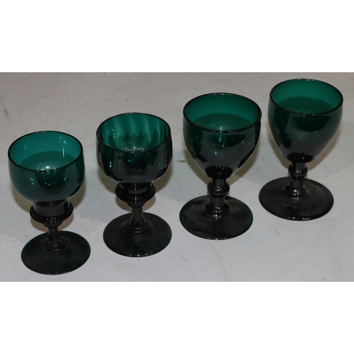 51 - A pair of Georgian Bristol round bulbous shaped glasses with knob stems on round bases, 12cm high an... 