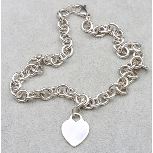 521 - A Tiffany & Co. silver linked chain with heart shaped pendant, 40cm long, 67.4 grams