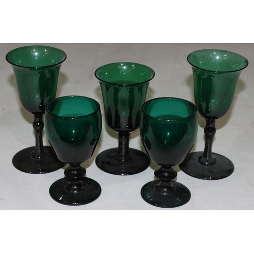 53 - A pair of Georgian Bristol green round bulbous shaped glasses with knob stems on round bases, 10.5cm... 