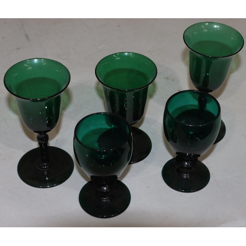 53 - A pair of Georgian Bristol green round bulbous shaped glasses with knob stems on round bases, 10.5cm... 