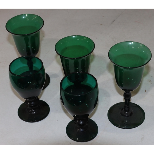 53 - A pair of Georgian Bristol green round bulbous shaped glasses with knob stems on round bases, 10.5cm... 