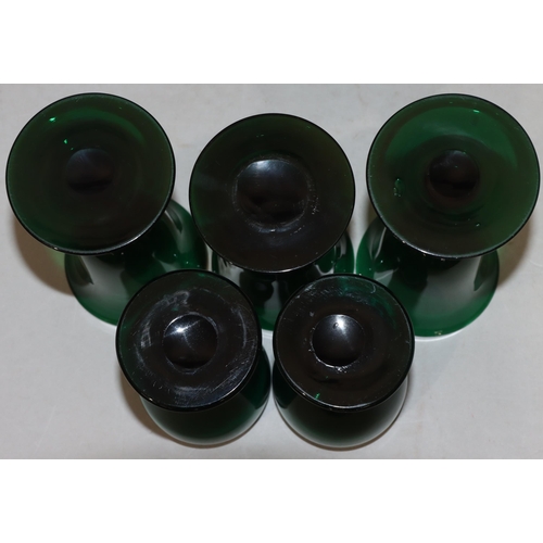 53 - A pair of Georgian Bristol green round bulbous shaped glasses with knob stems on round bases, 10.5cm... 