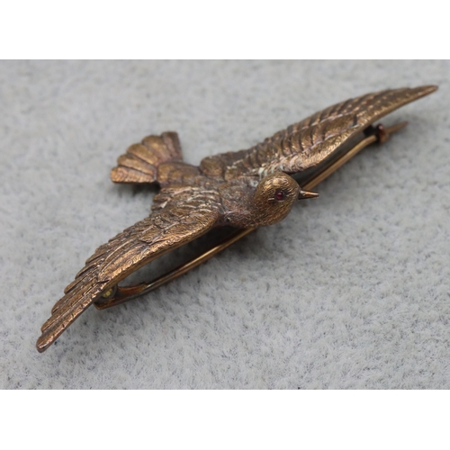 540 - A 15ct gold brooch in the form of a bird in flight, 5.5cm wide, 6.2 grams