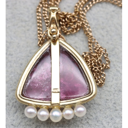 562 - A 9ct gold triangular shaped pendant set with amethyst and small pearls, with 9ct gold chain, chain ... 