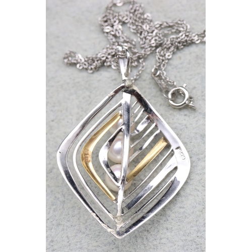 574 - An 18ct gold and silver cultured pearl pendant in the form of a leaf, with silver chain, 5cm high wi... 