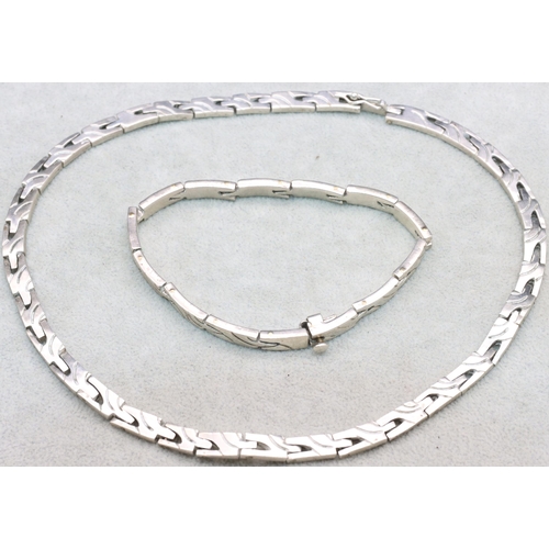 578 - A Mexican silver coloured metal collar necklace, 44cm long, with matching bracelet, 122.2 grams