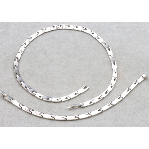 578 - A Mexican silver coloured metal collar necklace, 44cm long, with matching bracelet, 122.2 grams