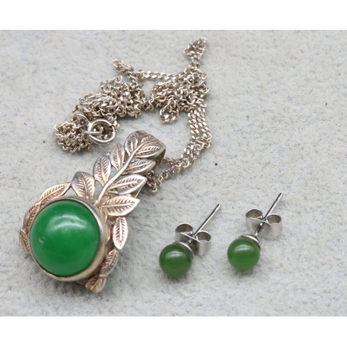 582 - A silver coloured metal Chrysoprase pendant with chain and a pair of silver earrings (3)